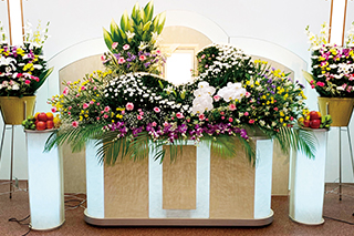 家族葬のいまそう会館 家族葬の祭壇例